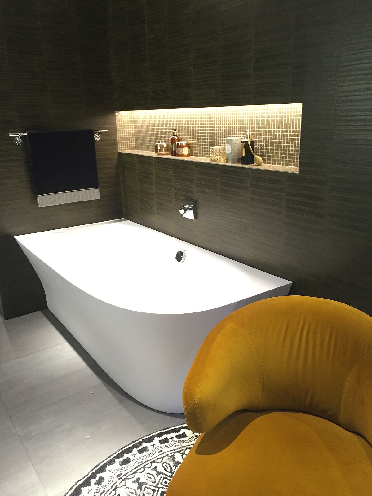 Современные идеи дизайна интерьера ванной для вашего дома: угловая ванна