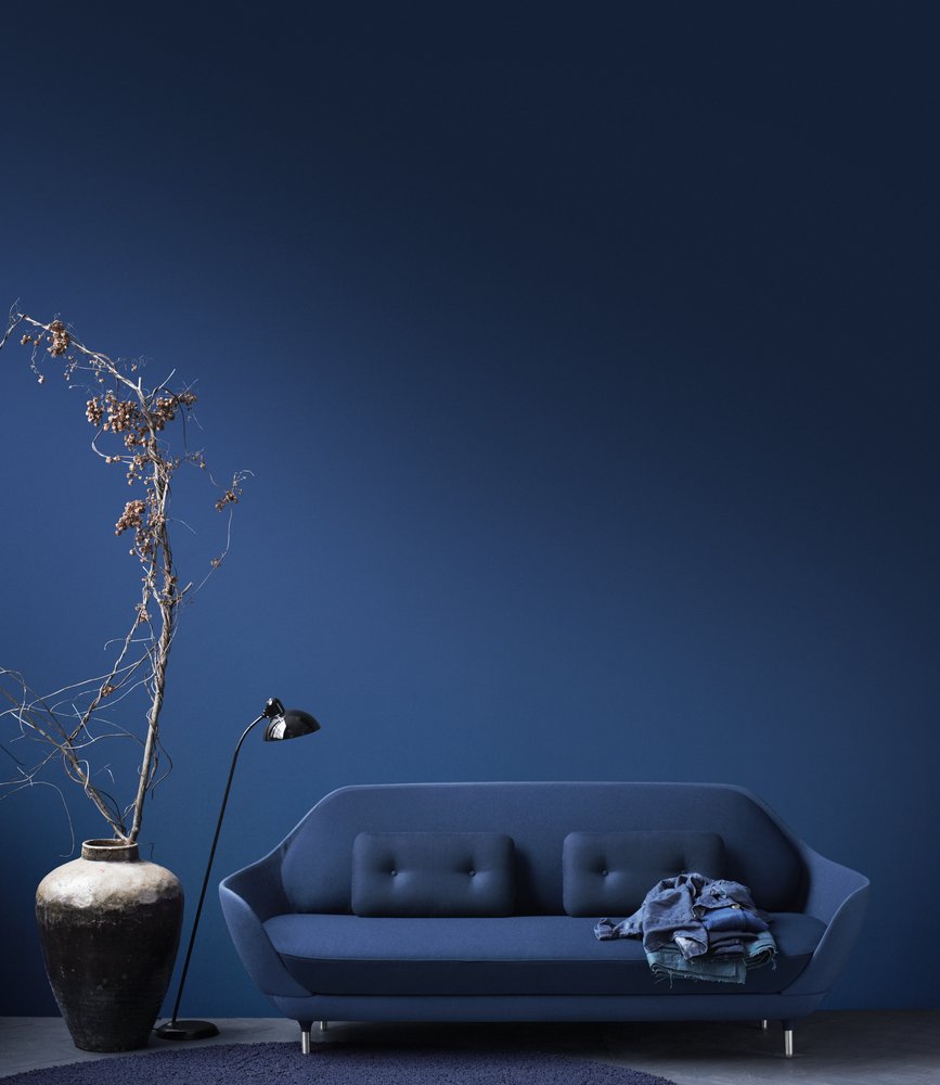 Современная модель дивана насыщенного синего цвета