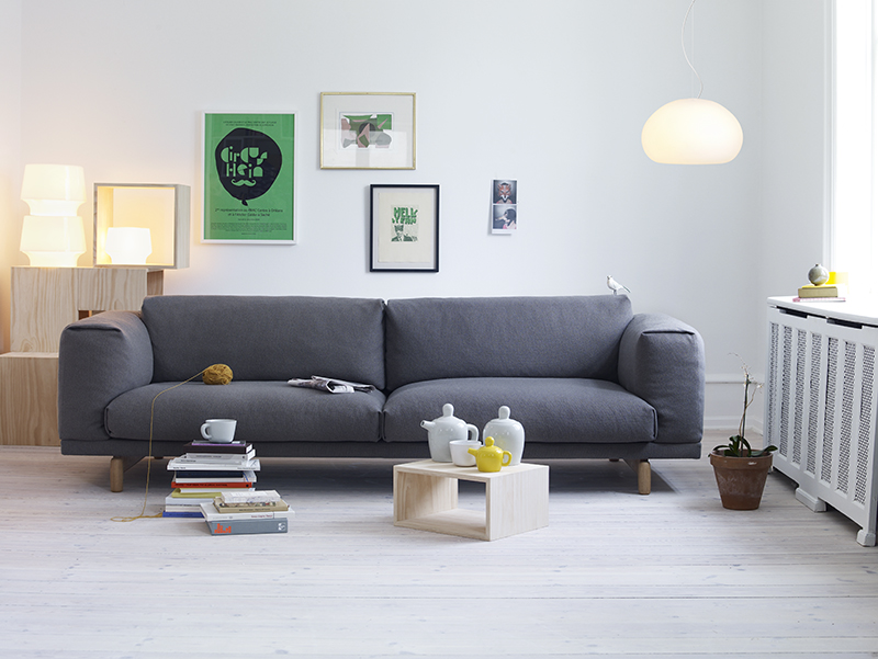 Современная модель дивана серого цвета