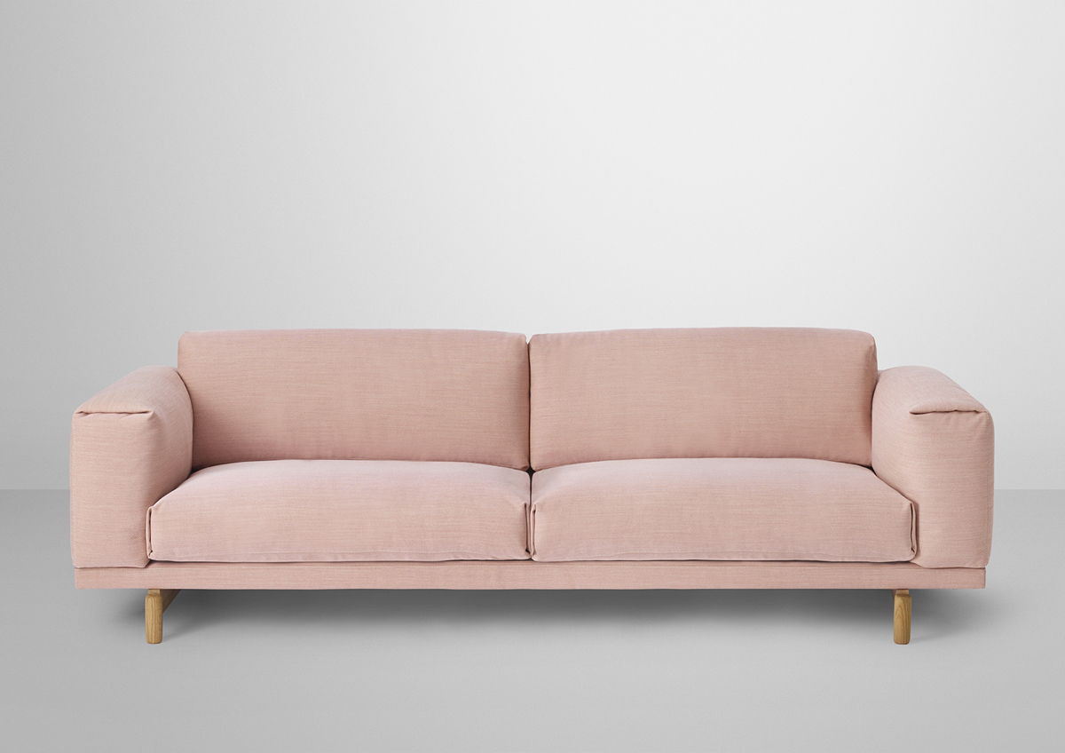 Современная модель дивана розового цвета