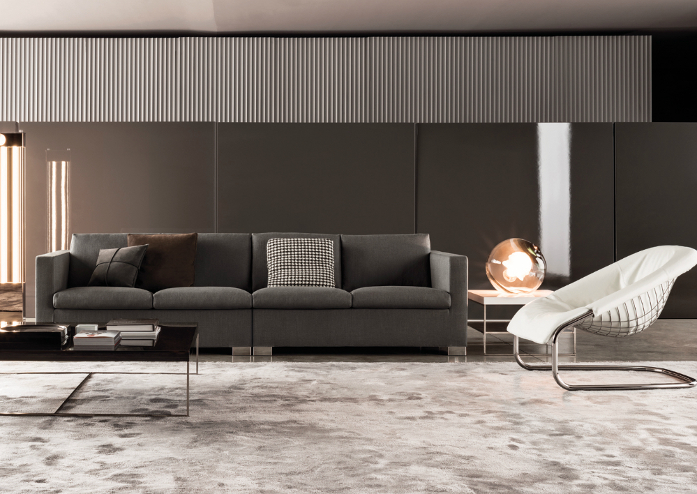 Интерьер современной гостиной - фото четырехместного<em> </em>серого дивана