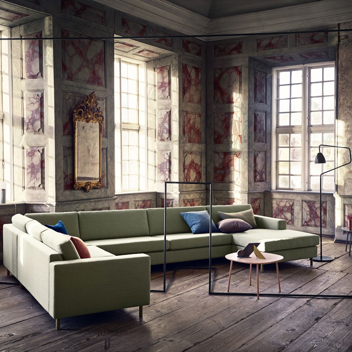 Интерьер современной гостиной - фото углового<i> </i>дивана в скандинавском стиле