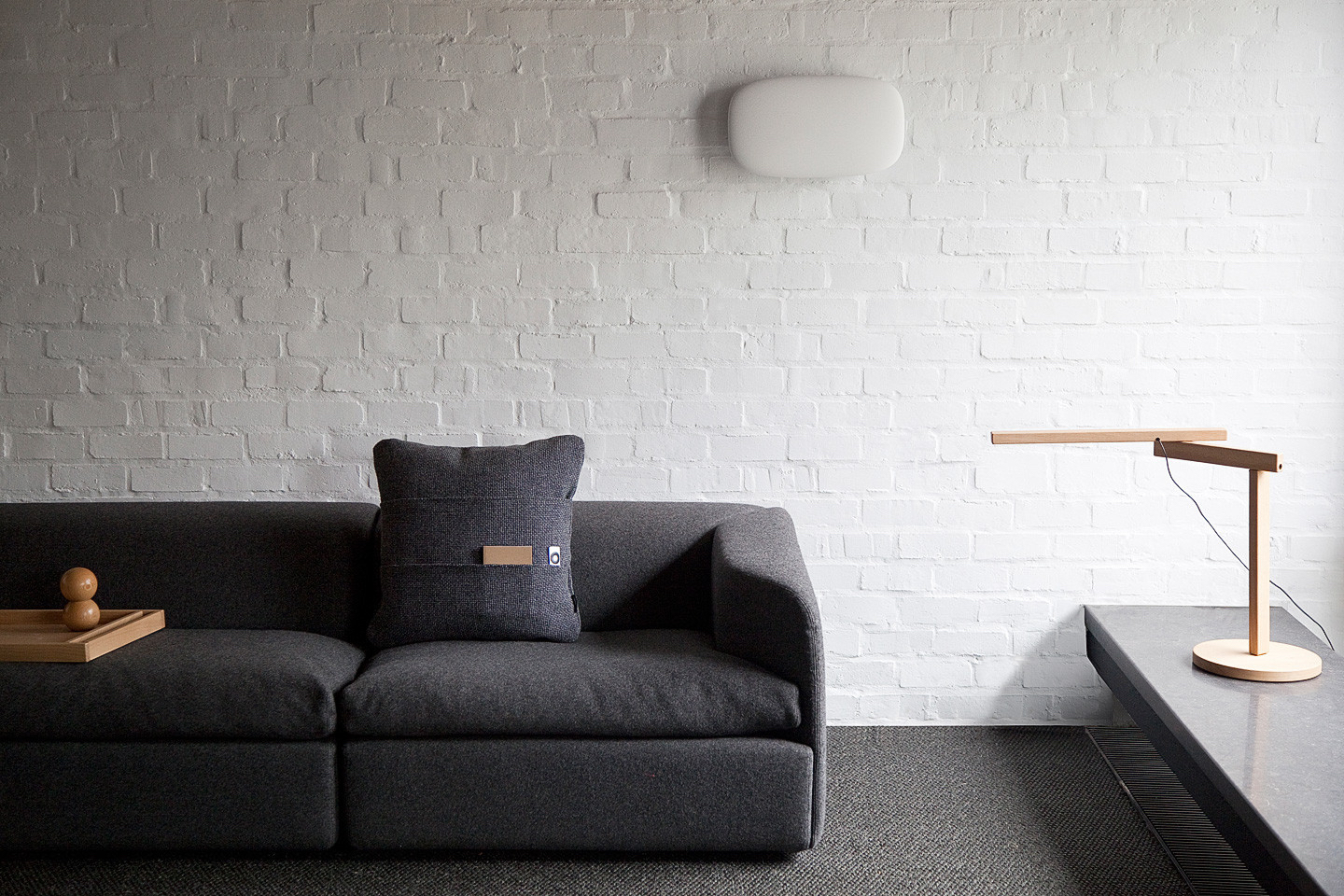 Современная модель функционального дивана серого цвета
