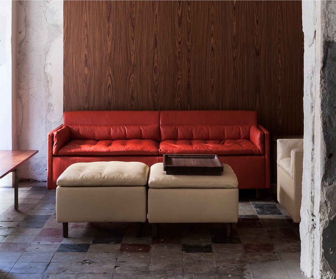 Современная модель стильного дивана красного цвета