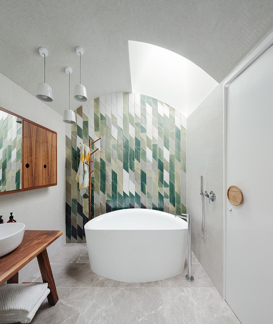 Тренды в дизайне ванной - плитка ромбовиднй формы как интересное панно