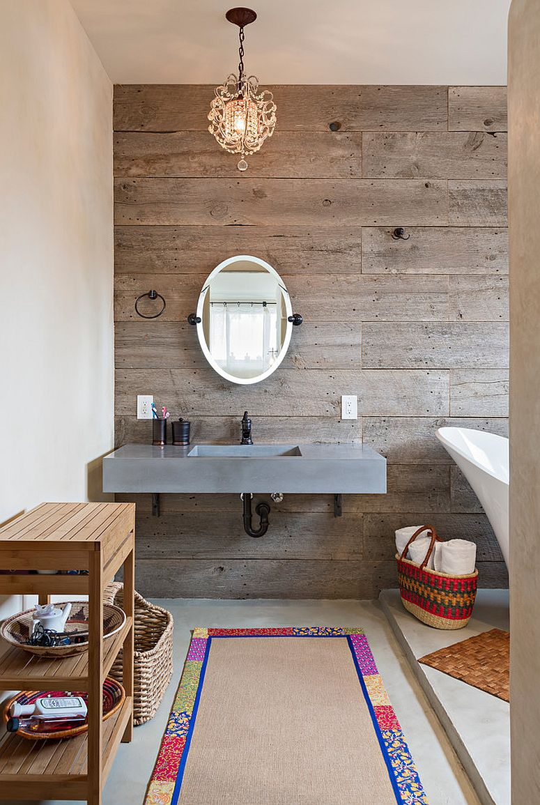 Тренды в дизайне ванной - отделка стены деревом серого оттенка