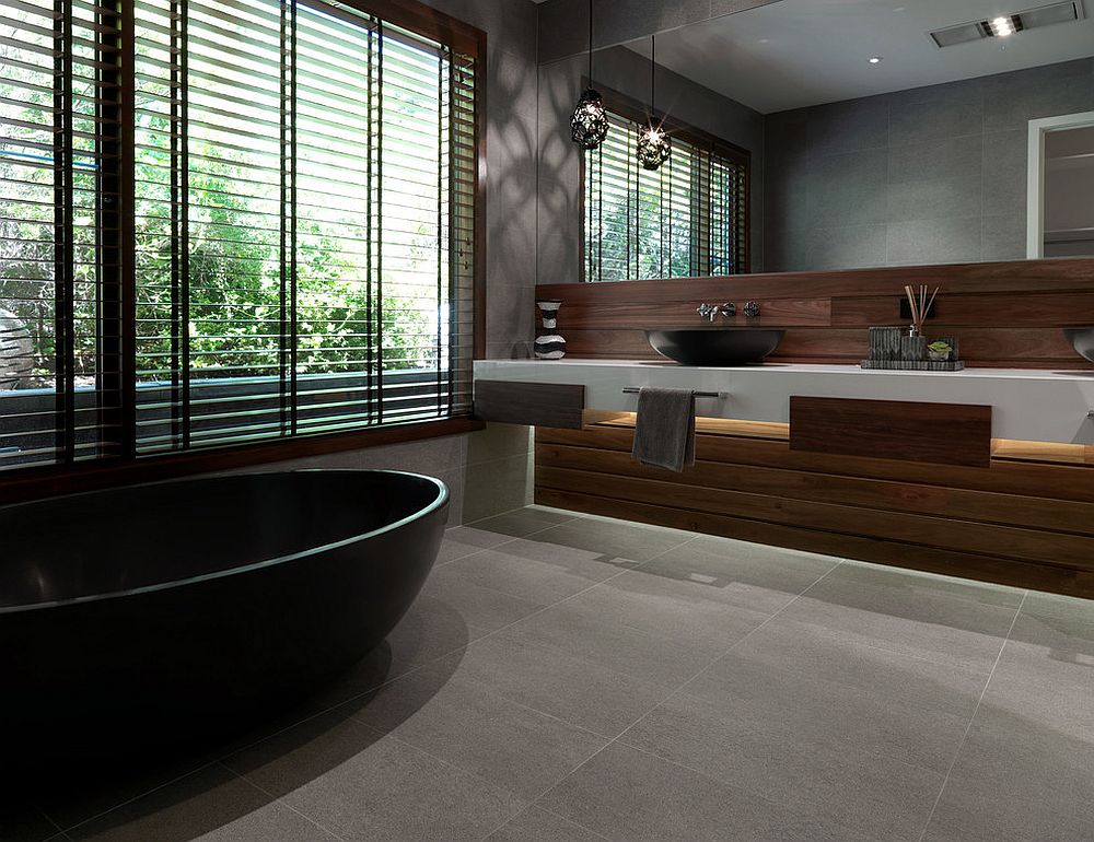 Тренды в дизайне ванной - серые стены и черная ванна