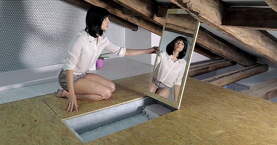 Зеркало на чердаке в лофт-апартаментах