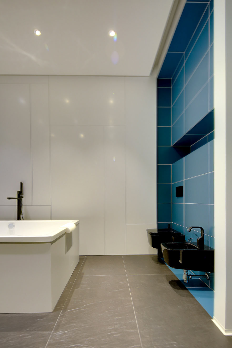 Яркий интерьер ванной современного лофта