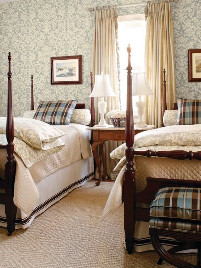 Спальня с двумя кроватями - столик с двумя лампами между кроватями