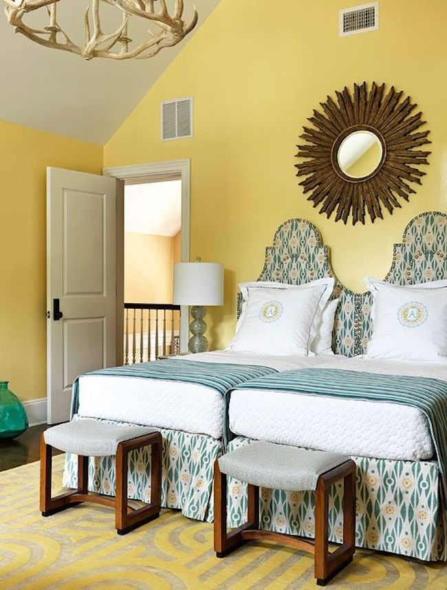 Спальня с двумя кроватями - отделка с удачными вкраплениями голубых принтов и белого цвета
