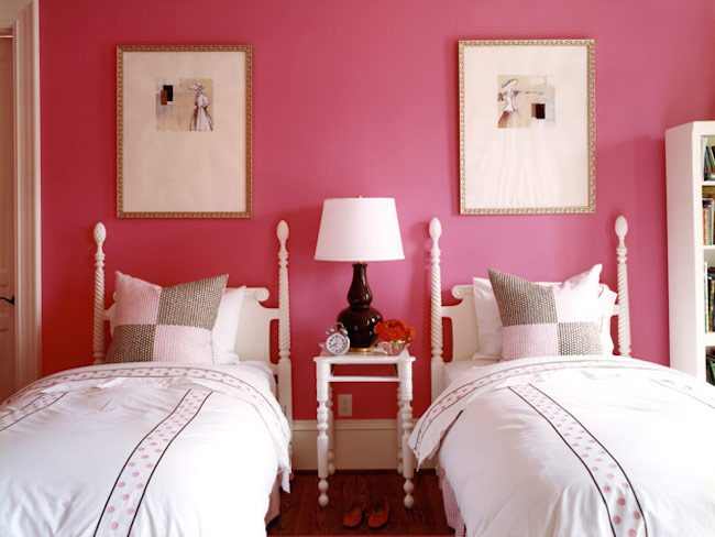 Спальня с двумя кроватями - розовый цвет