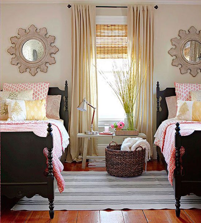 Спальня с двумя кроватями - зеркало над обеими кроватями