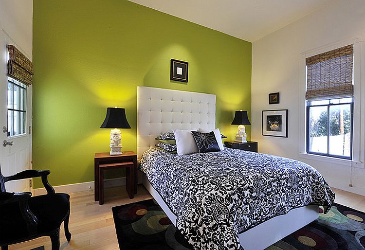 Спальня в зелёном цвете - контраст между розовым покрывалом и светло-салатовой отделкой