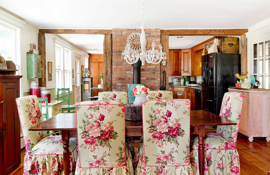 Столовая с кирпичной стеной и текстилем с цветочным принтом