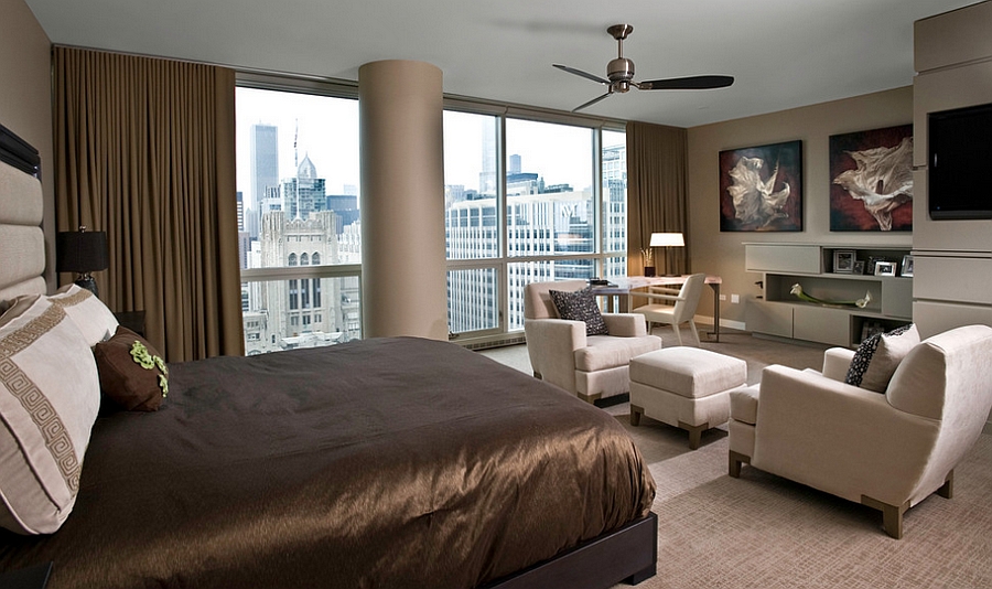Просторная комната с панорамными окнами и видом на Чикаго