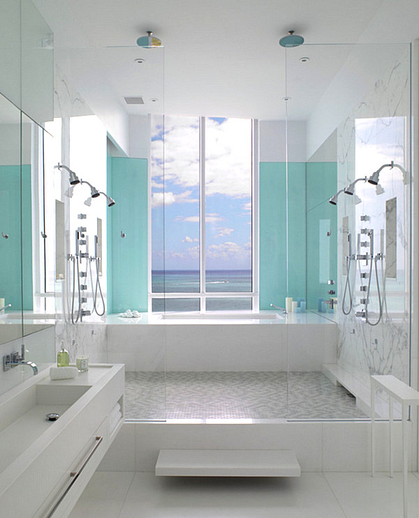 Интерьер ванной с видом на океан