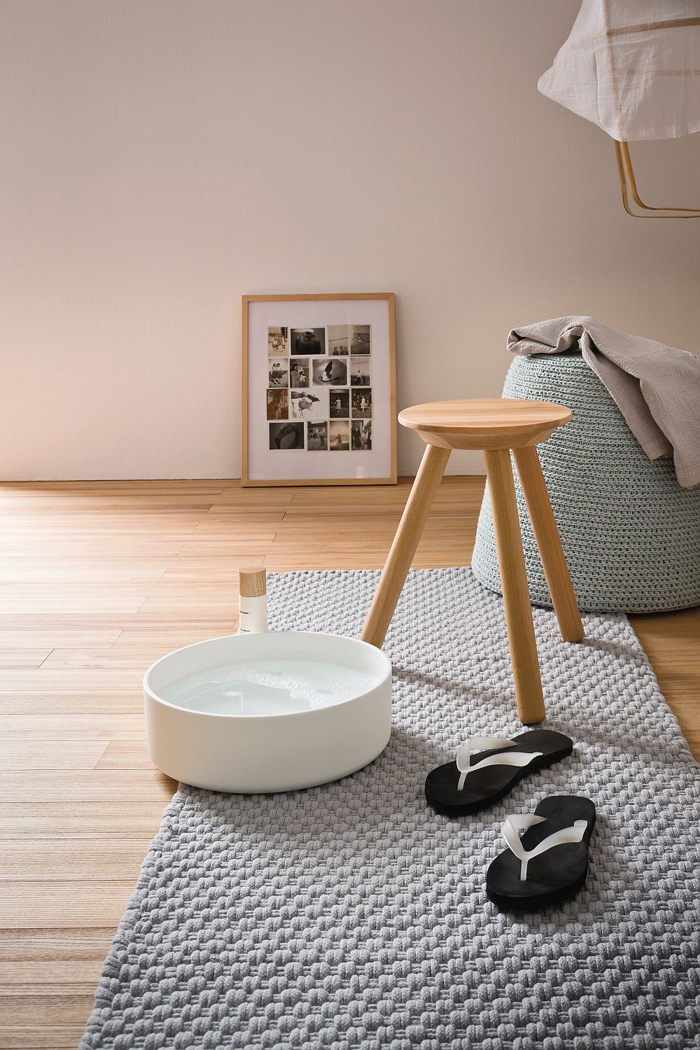 Съемный чехол для сиденья можно использовать как емкость для воды в ванной в стиле СПА