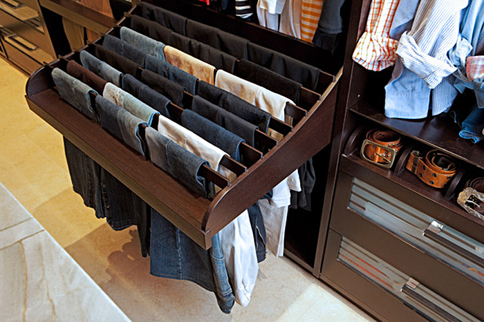 Выдвижной ящик с перекладинами для брюк в гардеробной