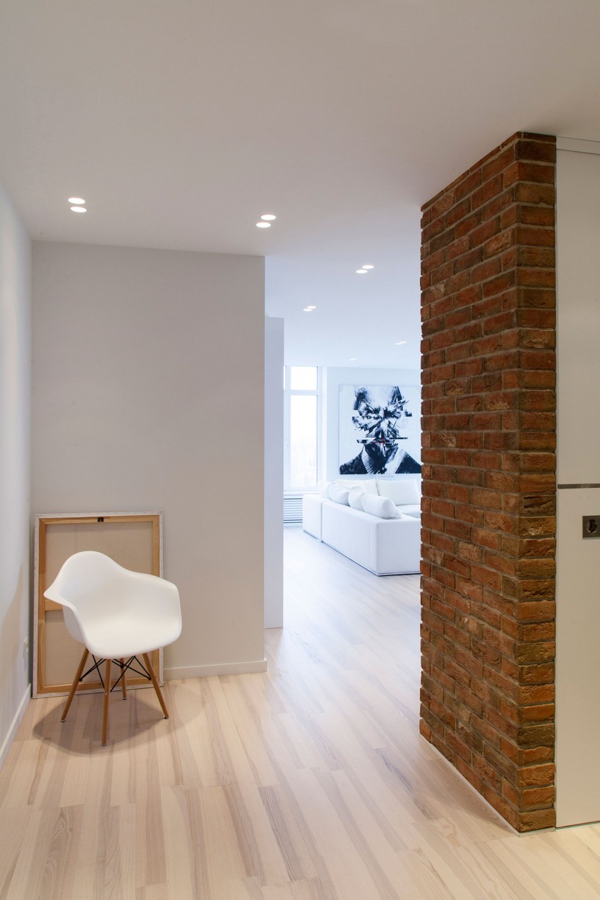 Современная планировка комнат в сочетании с кирпичной стеной в лофт квартире