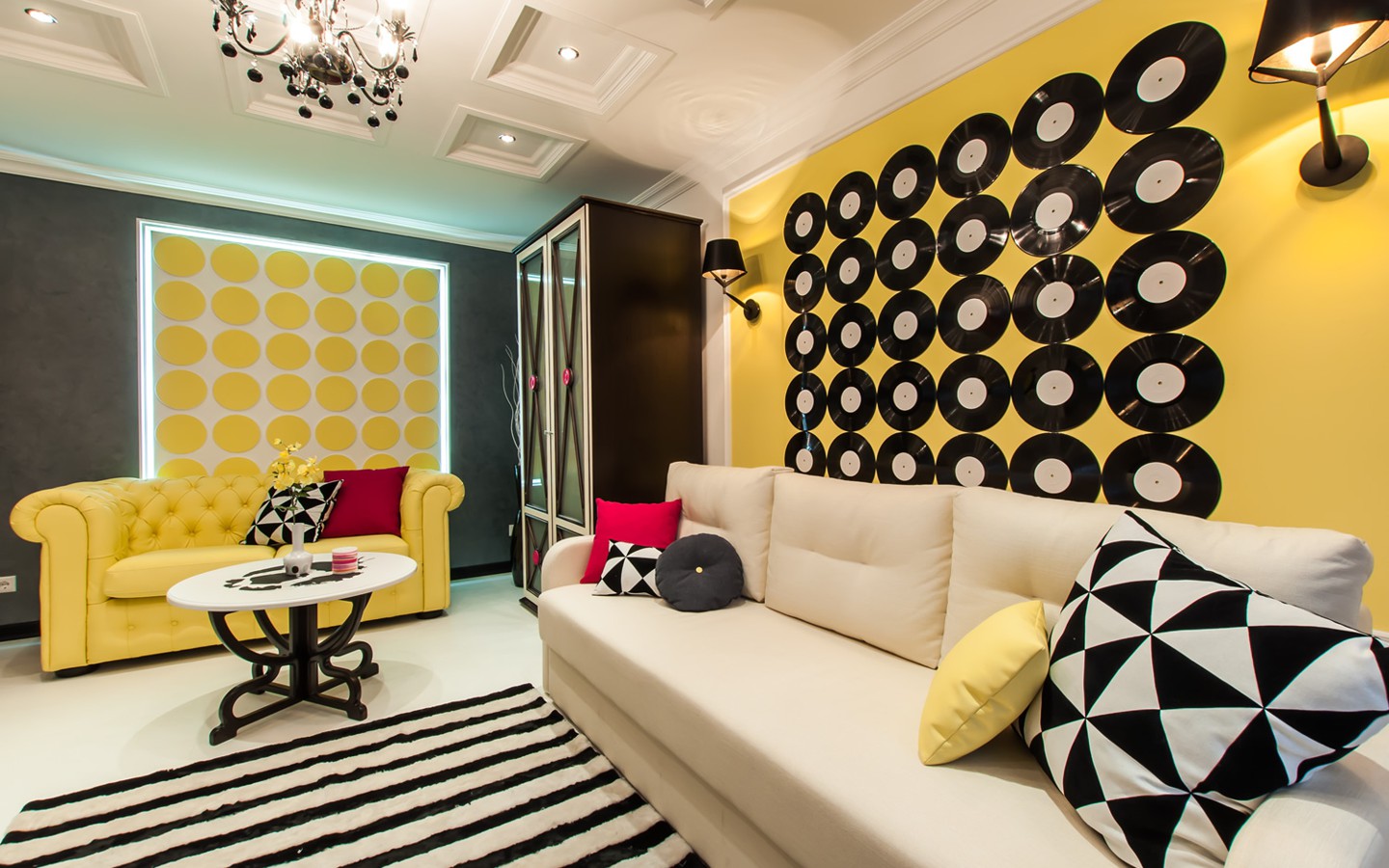 Цвета в интерьере и в одежде - желтый диван и геометрические узоры в гостиной в стиле поп-арт