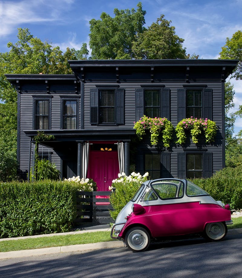 Цвета в интерьере - ярко-розовая дверь дома и автомобиль