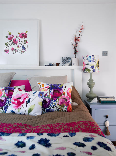 Прекрасные цветочные элементы в интерьере: спальня в ярких цветах