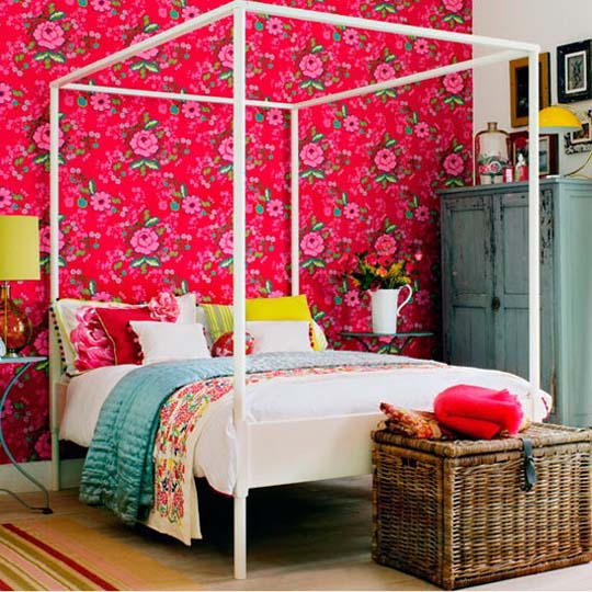 Прекрасные цветочные элементы в интерьере спальни