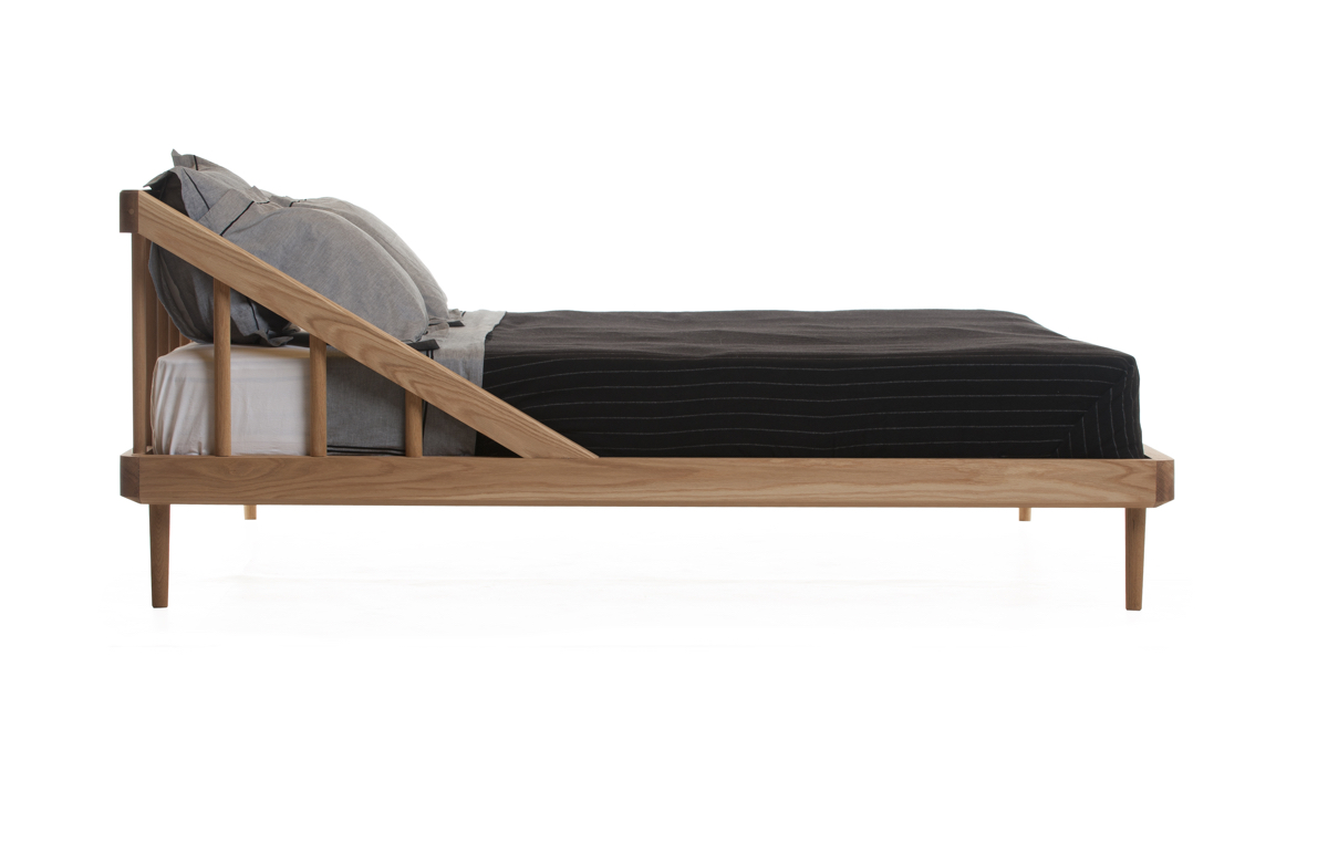 Удобная мебель для спальни - кровать из светлого дерева в стиле минимализм