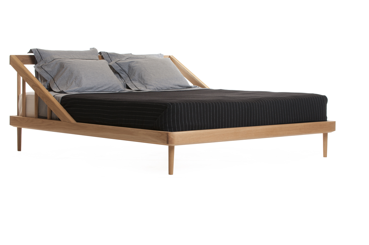 Удобная мебель для спальни - двуспальная кровать из светлого дерева в стиле минимализм