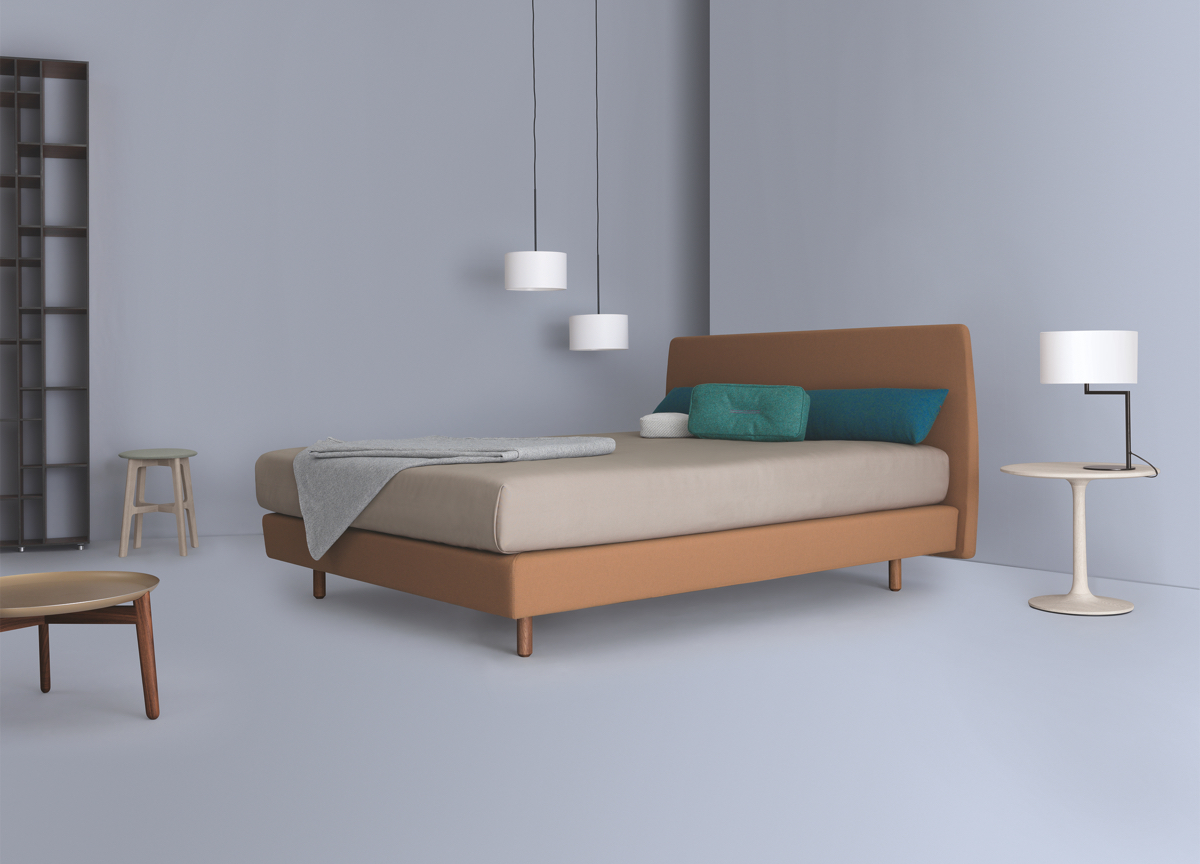 Удобная мебель для спальни - двуспальная кровать бежевого цвета с обитым изголовьем