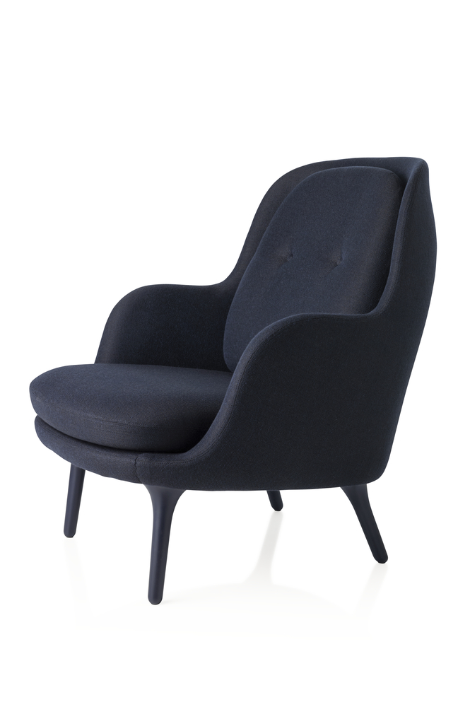 Удобная мебель для спальни - синее кресло с плавными изгибами
