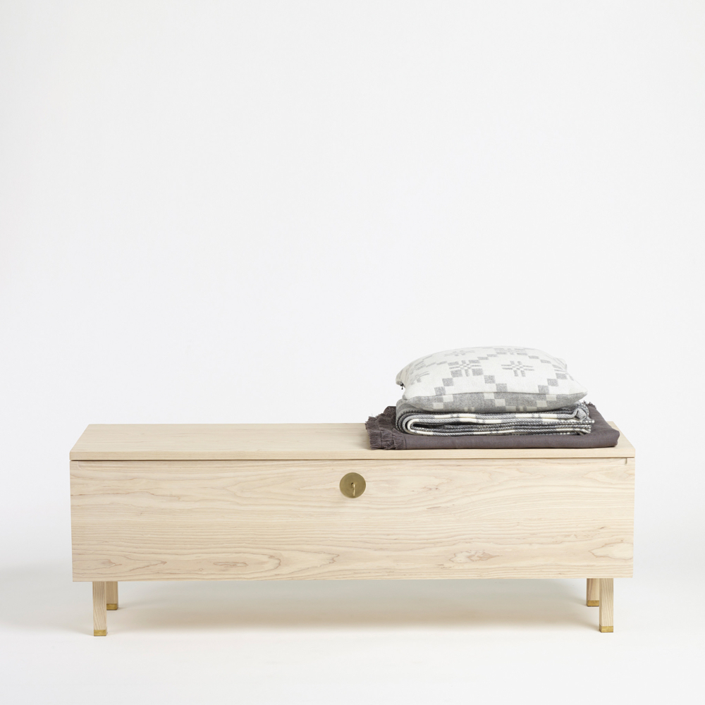 Удобная мебель для спальни - светлый ящик для белья из ясеня с латунной фурнитурой