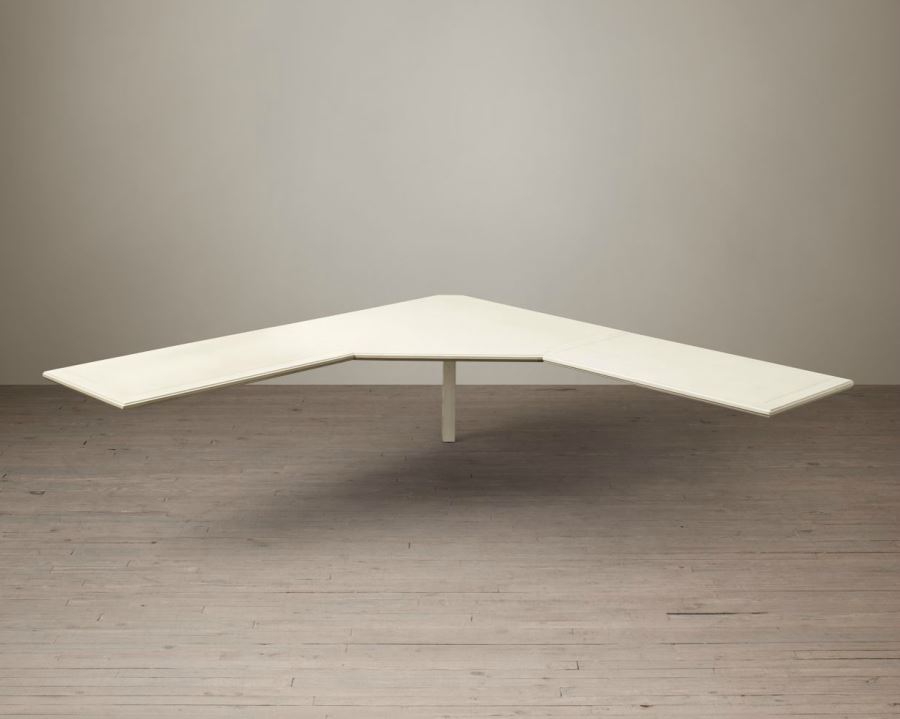 Угловая мебель в интерьере вашей комнаты: журнальный столик белого цвета от Restoration Hardware
