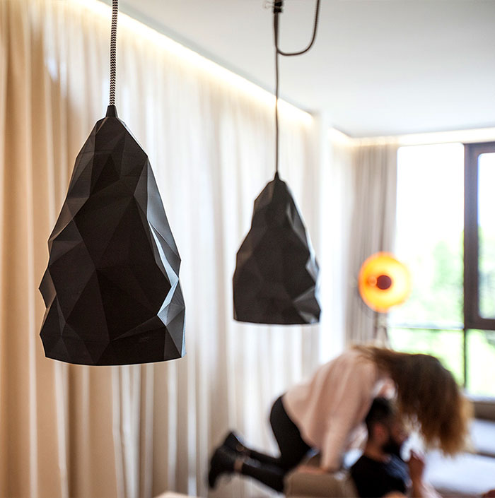 Уютный интерьер квартиры: подвесные светильники
