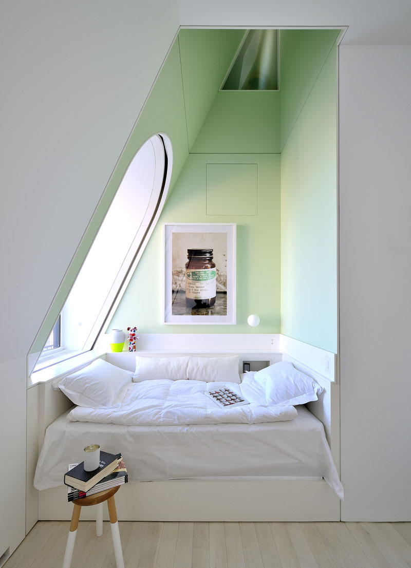 Уютное место для чтения в маленькой спальне