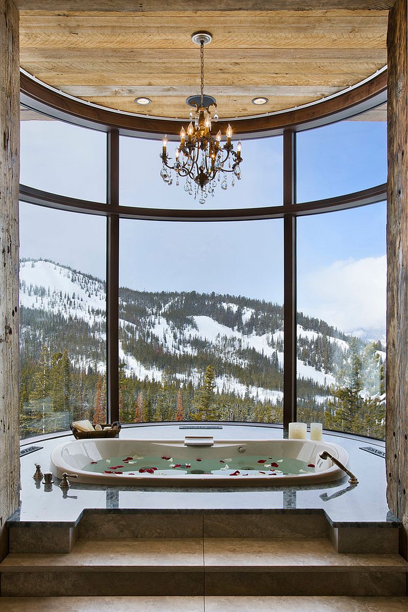 Панорамные окна в ванной с видом на горы