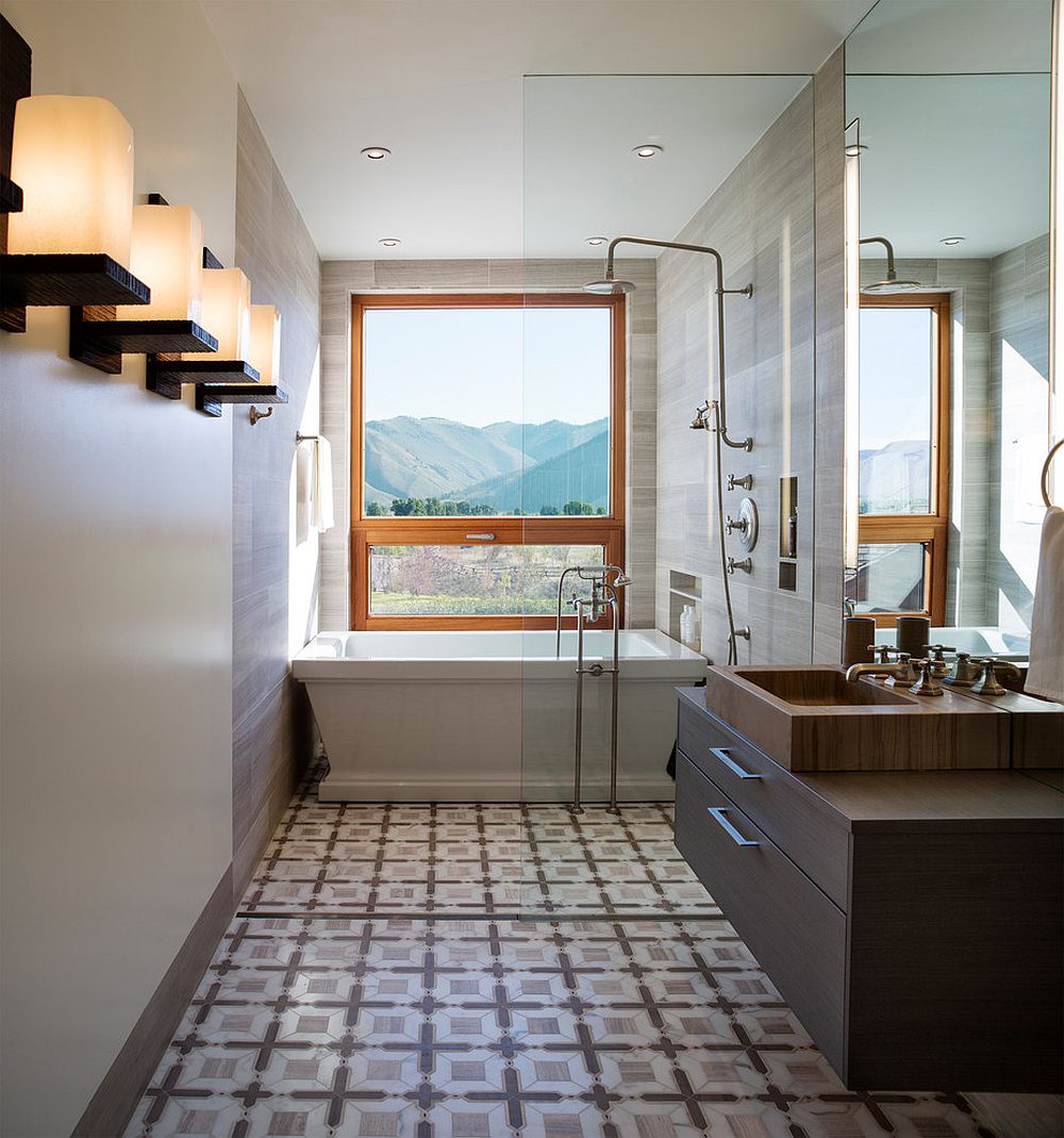 Небольшие окна в ванной с видом на горы и плитка с геометрическим узором создают стильный интерьер