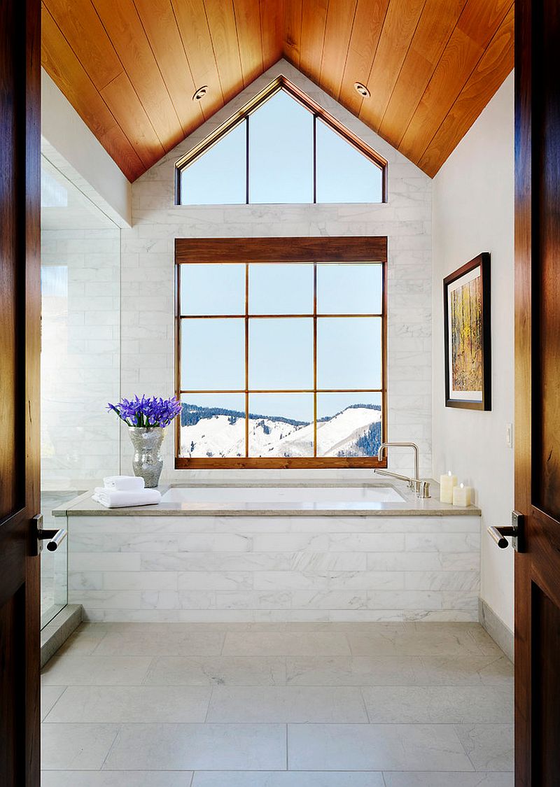 Интерьер ванной белого цвета с видом на горы выглядит нарядно