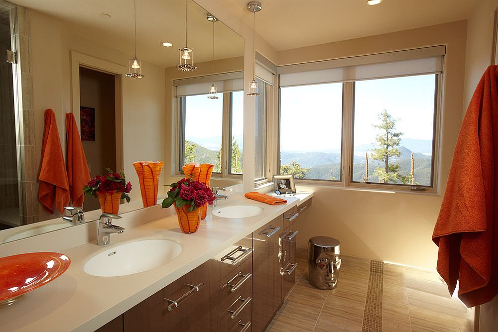 Яркий декор оранжевого цвета в интерьере ванной с видом на горы