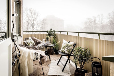 Винтажный стиль в шведской квартире: просторный открытый балкон