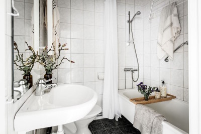 Винтажный стиль в шведской квартире: ванная комната в светлых тонах