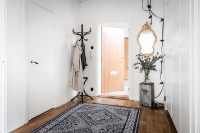 Винтажный стиль в шведской квартире: ковёр в прихожей