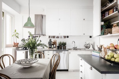 Винтажный стиль в шведской квартире: зелёная лампа на кухне