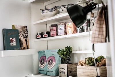 Винтажный стиль в шведской квартире: открытые полки на кухне