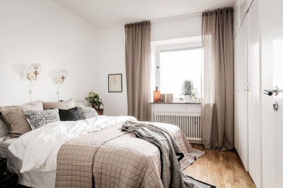 Винтажный стиль в шведской квартире: большая кровать и шкаф