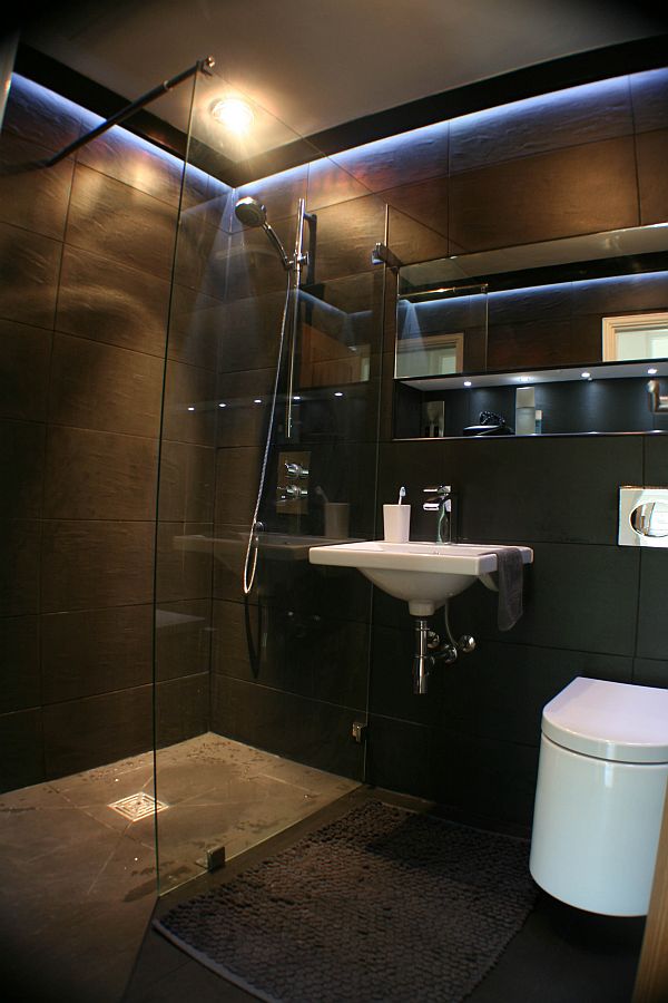 Интерьер ванной комнаты с душевой кабиной. Фото 1