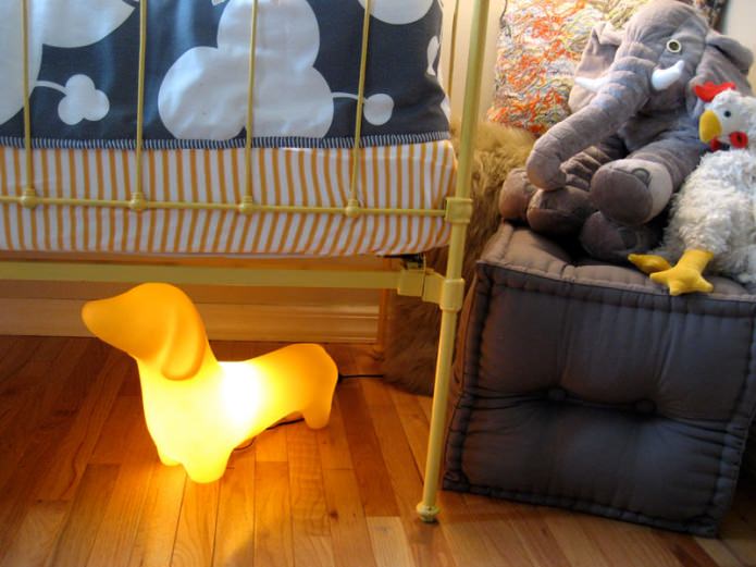 Лампа в форме собаки в детской комнате