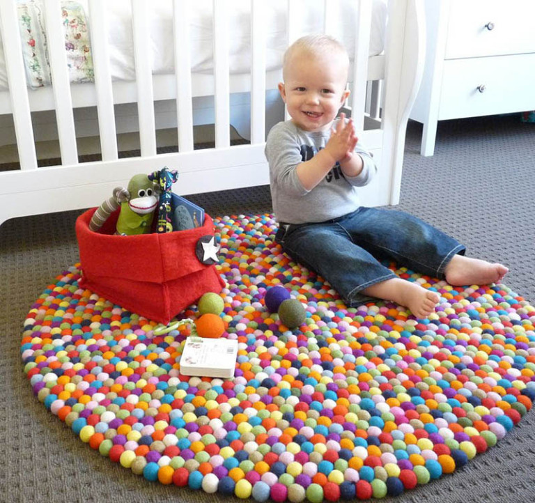 Яркий коврик в детской: калейдоскоп войлочных шариков