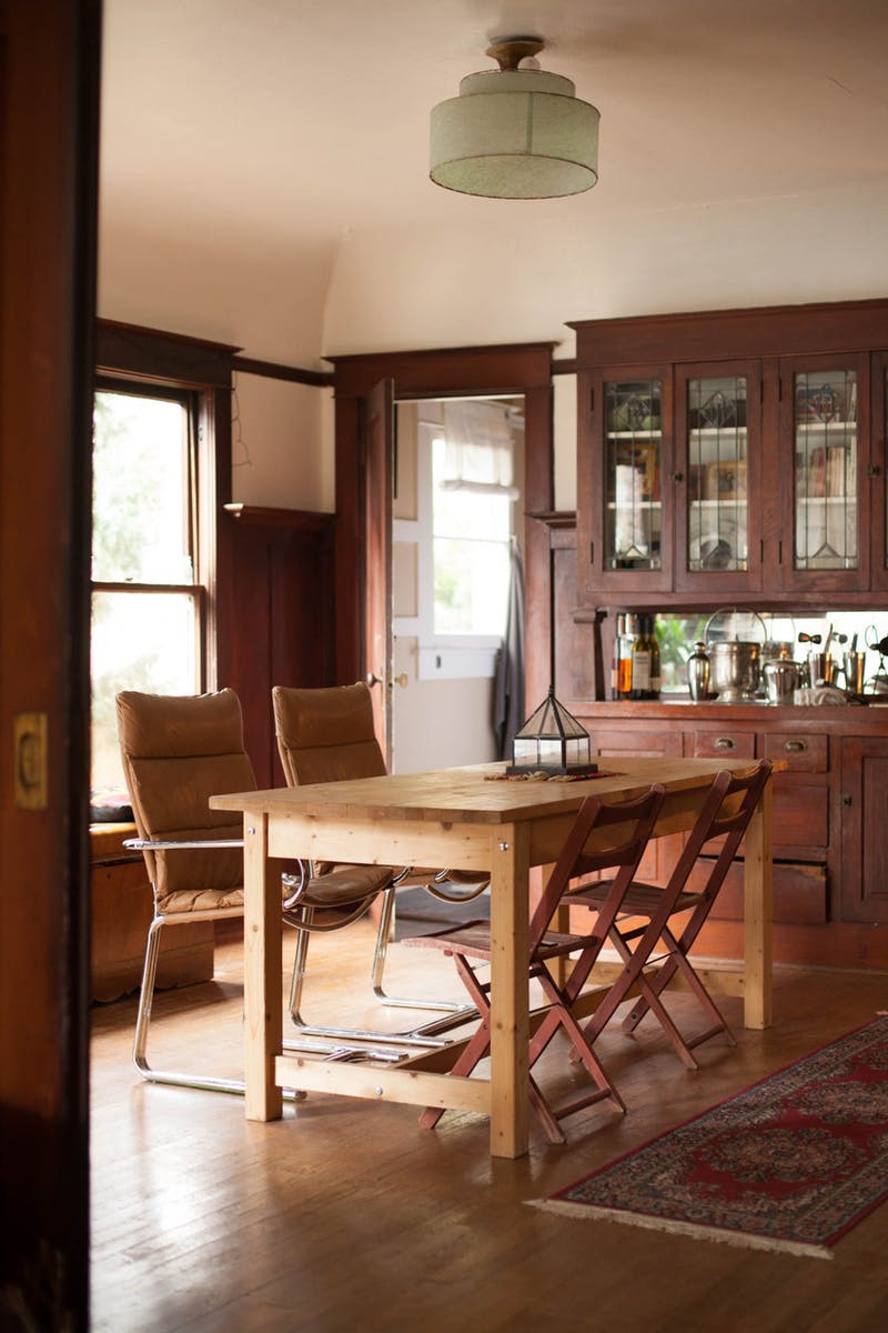 Естественный интерьер кухни с деревянной мебелью в деревенском стиле
